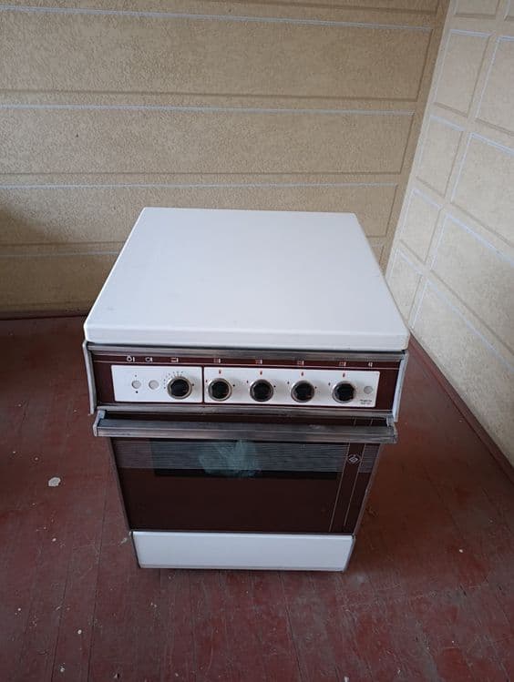 Gaz plita Brest sotiladi — 2