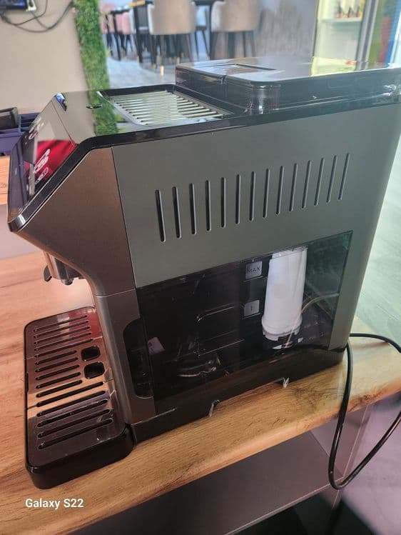 Кофемашина " Delonghi Eletta Explore ECAM" . — 2