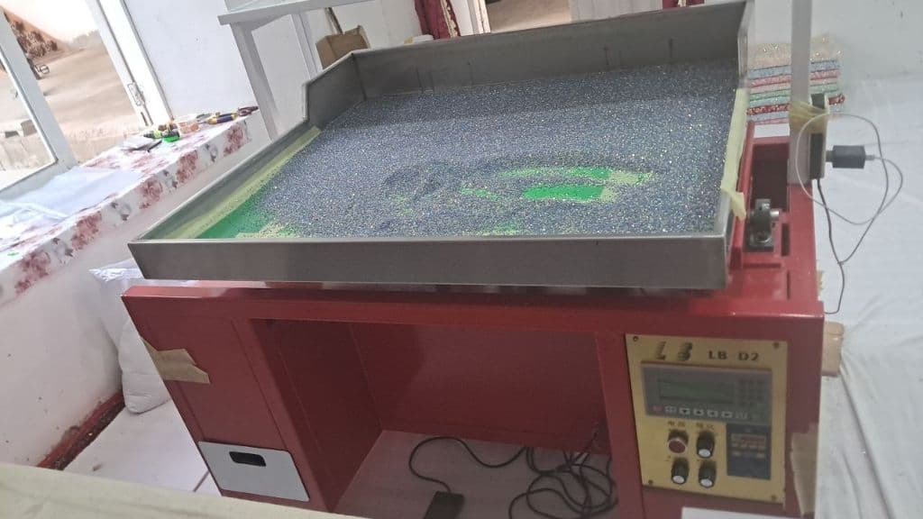 automatic rhinestone shaking machine — 1
