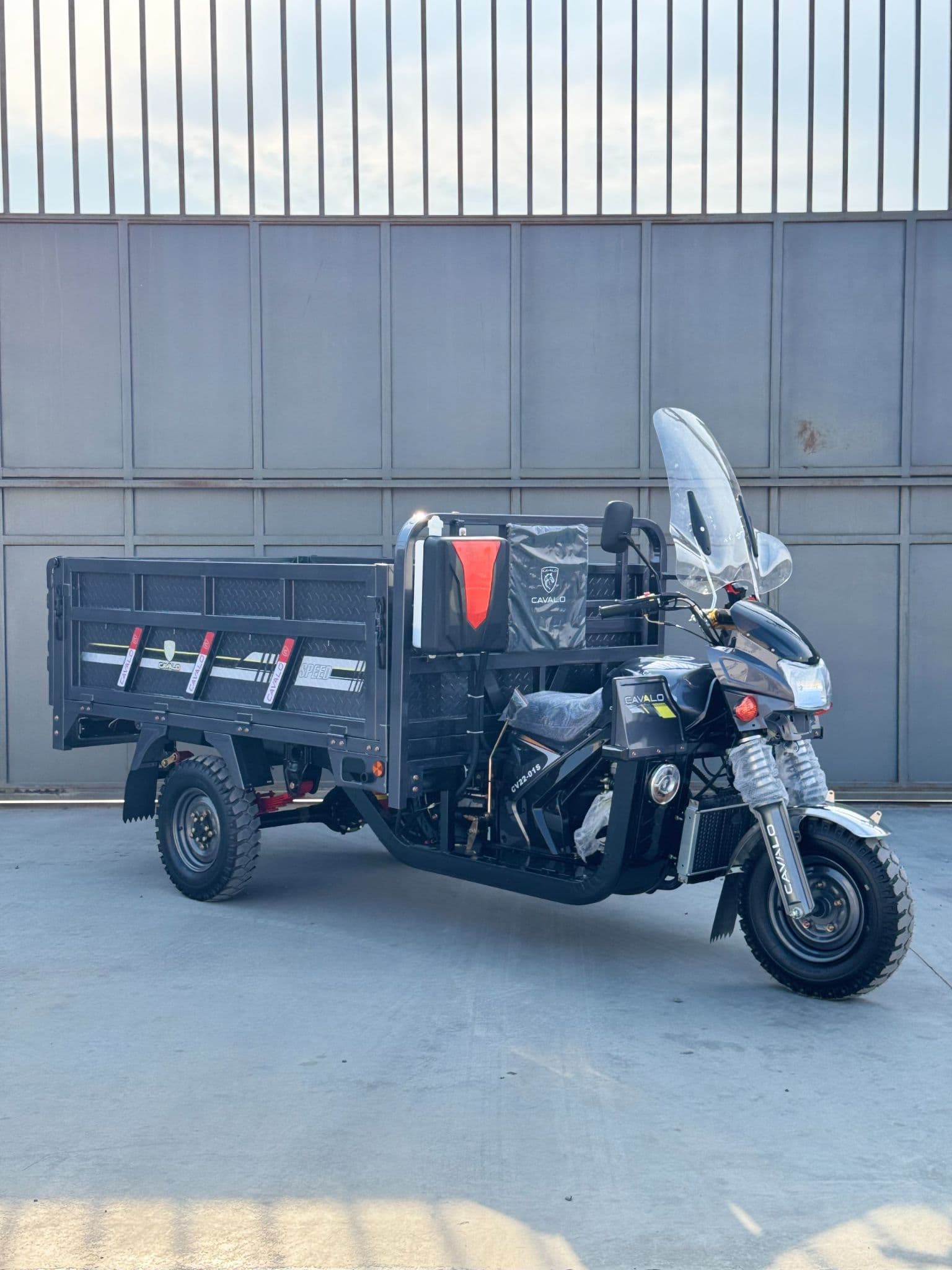 Uch oyoqlik benzenlik yuk motorol — 1