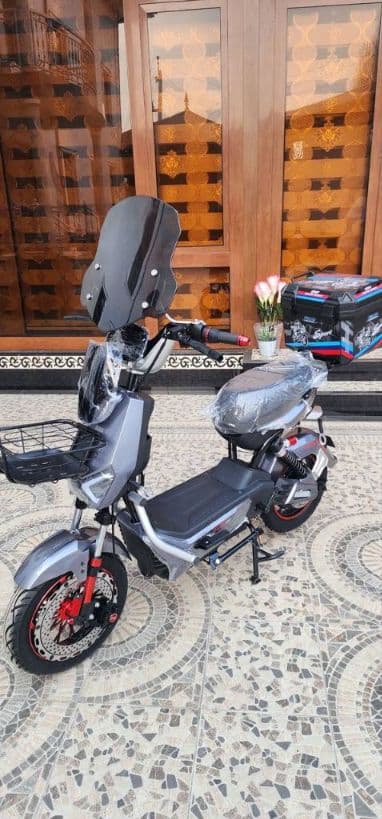 Yordamchi elektr dvigatel o’rnatilgan ikki g’ildirakli velosiped