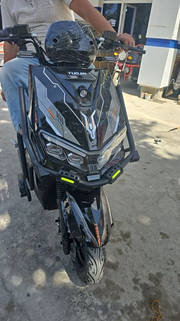 Скутер электрический двухколесный с приводом от аккумулятора для перевозки одного человека, категория "L1", максимальная скорость до 25км/ч, не собран — 1