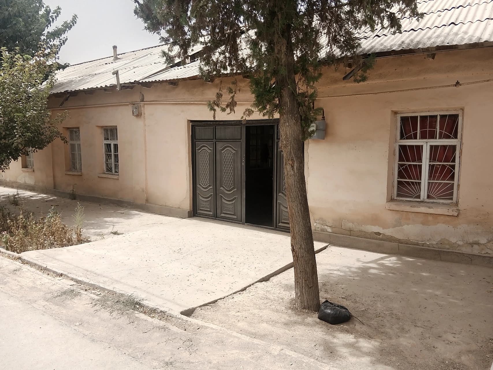 Qarshi shahri markazidan hovli sotiladi yuldi usti deyarli — 1