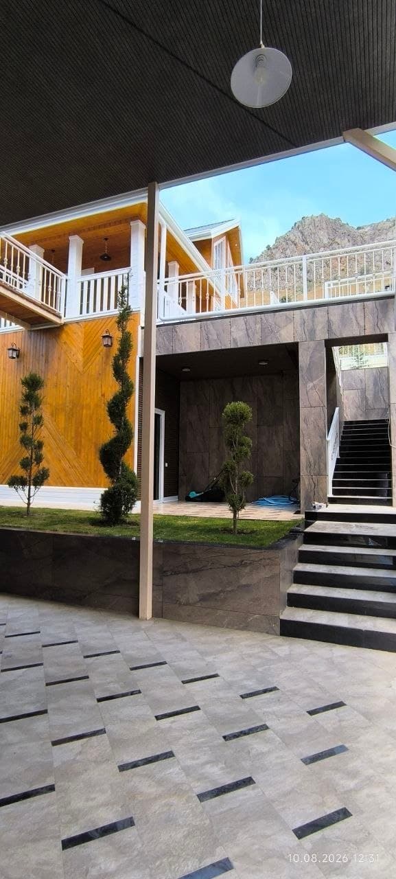 В доме: • просторная гостиная • современная кухня • 3 спальни • гостевая/детская спальня на 4 места • 3 санузла — 2