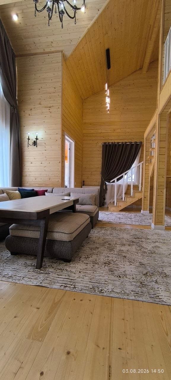 В доме: • просторная гостиная • современная кухня • 3 спальни • гостевая/детская спальня на 4 места • 3 санузла — 5
