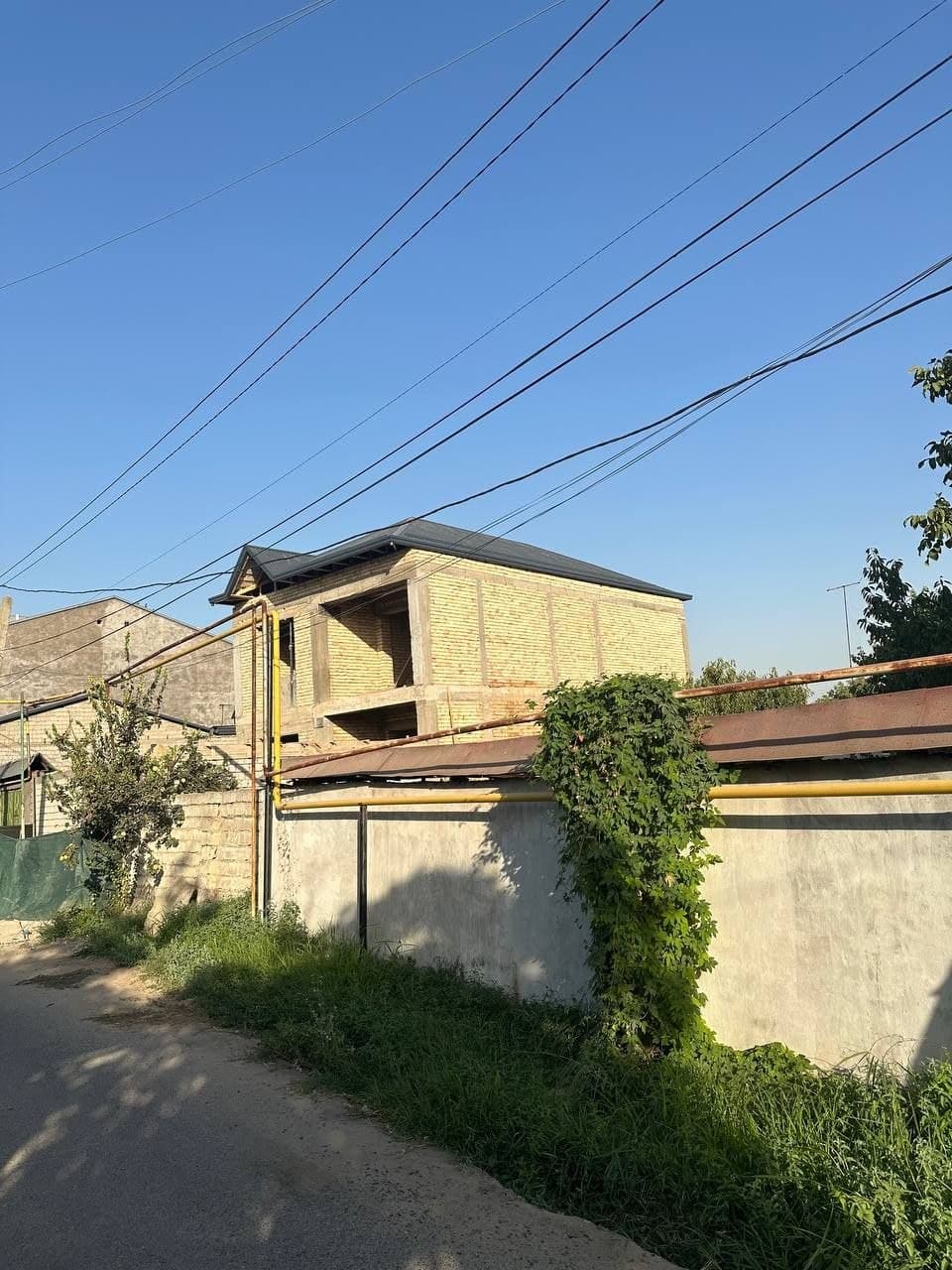 Продается 2х этажный дом - коробка в центре Кибрая.Земля - 2 сотоки, комнат-6 — 2