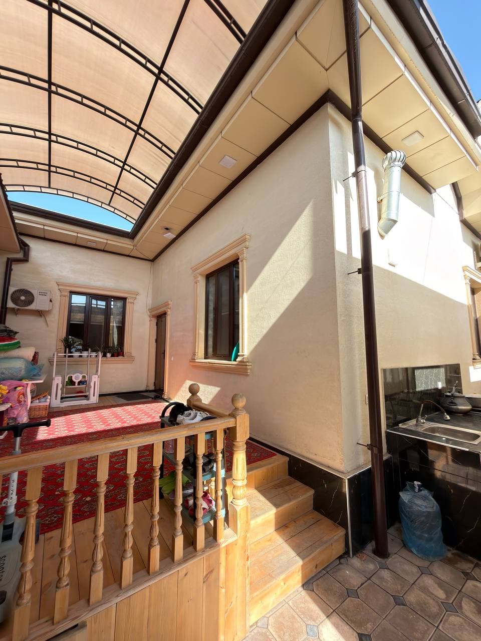 Yangi hayot tumanida 3 xonali hovli uy sotiladi! Mebeli bilan, metrogacha 2 km, oldidan avtobus yuradi (74,900 USD) — 3