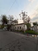 Shaxar markazi Sodiq Azimov kochasida 3,5 sotx hovli uy yer hisobida sotiladi