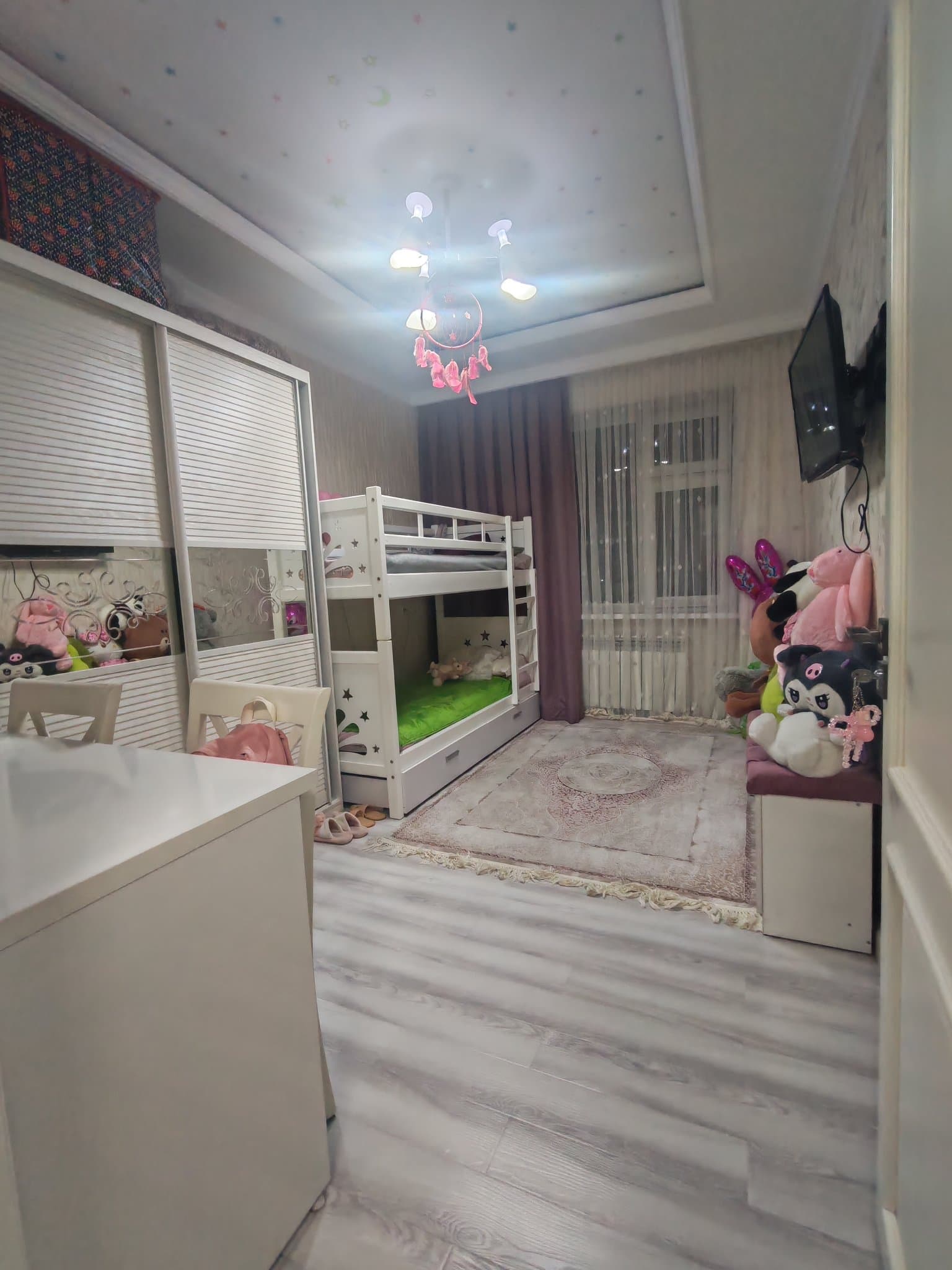 Sotiladi 8-hudud 3 etaj 2 xona 56 m2 66500y.e. mebel texnikasi bilan — 2