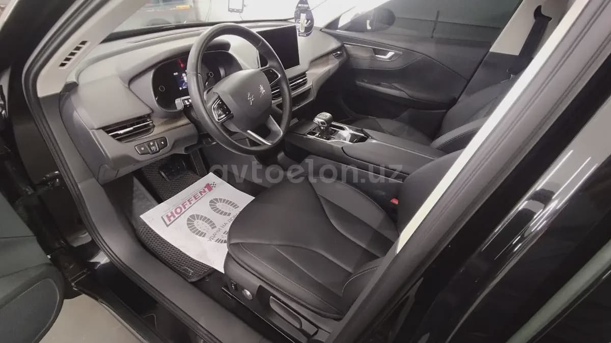 Hongqi E-QM5 2024 — 2