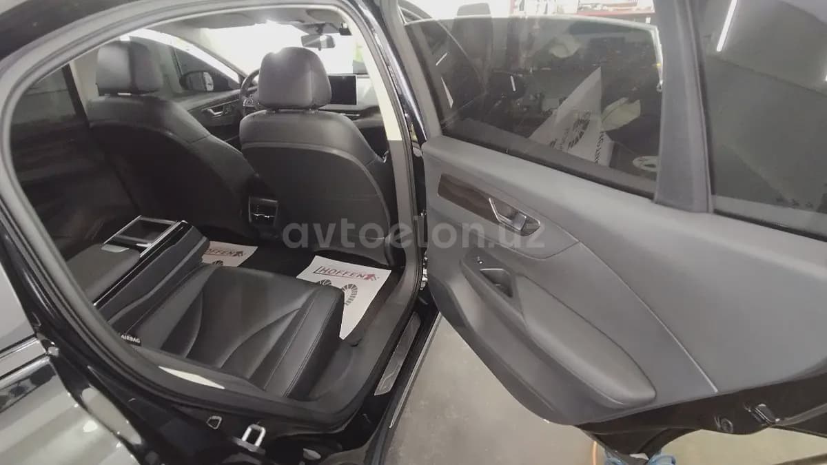 Hongqi E-QM5 2024 — 5