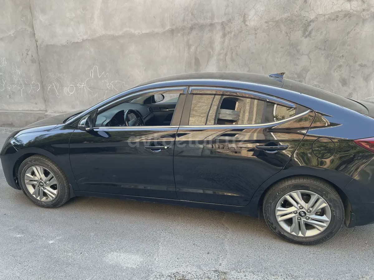 Hyundai Elantra 2020 — 2