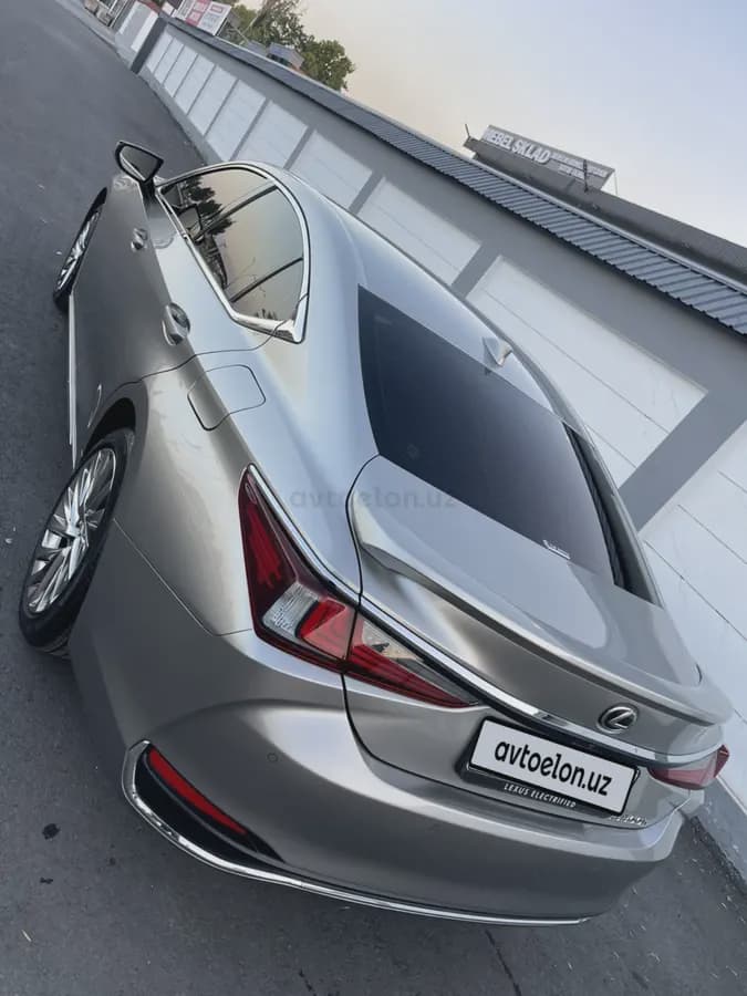 Lexus ES 300 2025 — 2