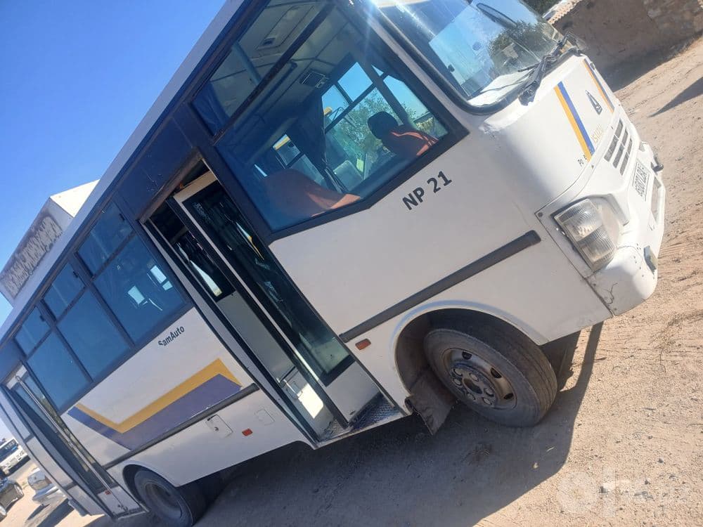Avtobus Isuzu Np21 sotiladi 2007 tasolda mator zadnimos zoʻr — 2