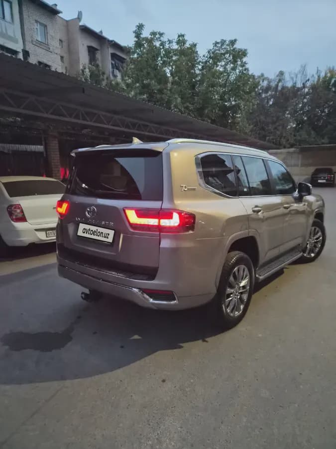 Toyota Land Cruiser 300 Prestige V8 2022 — 4