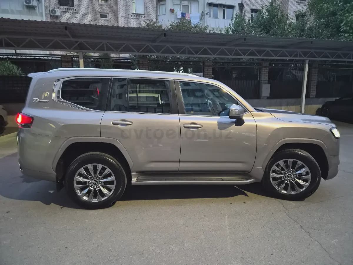 Toyota Land Cruiser 300 Prestige V8 2022 — 5