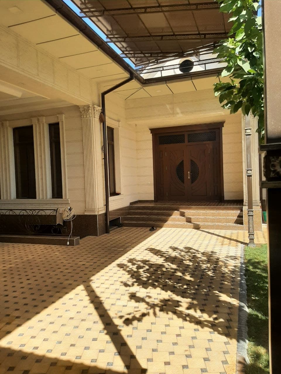 Uchqahramonda hovli — 2