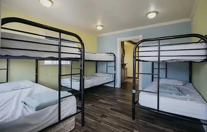 Shahrimiz mexmonlari Va aholisi uchun Eng arzon narxlarda kunlik hostel 50000 so'mdan boshlanadi Bekbaraka bozor oldida — 1