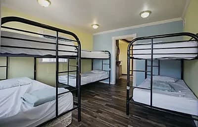 Shahrimiz mexmonlari Va aholisi uchun Eng arzon narxlarda kunlik hostel 50000 so'mdan boshlanadi Bekbaraka bozor oldida — 1