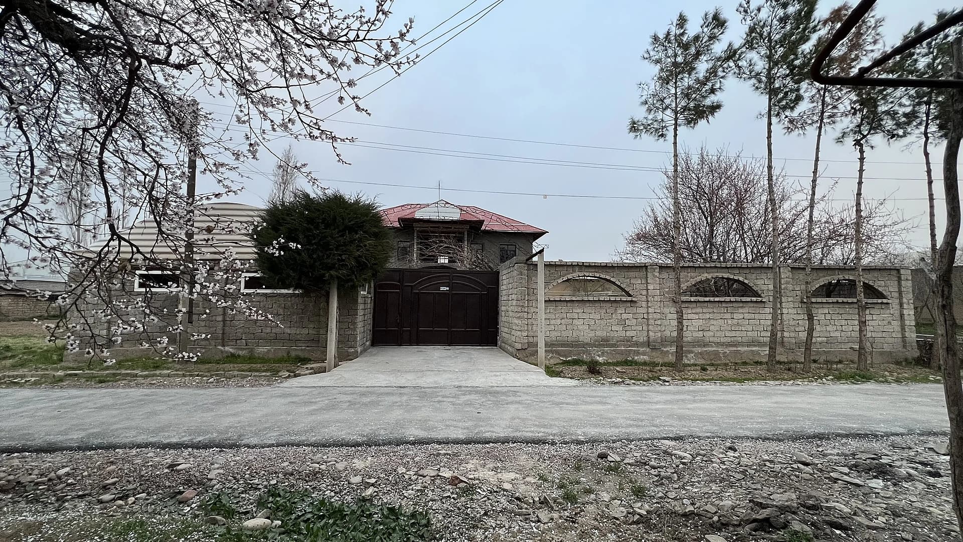 Yangibozor tarafda , yangi toshkentga yaqin joyda uy — 1