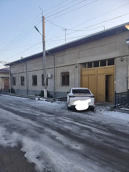 Uy sotiladi 10 sotix ozgina kam narhi 150000y.e. kelshlnadi srochniy — 1