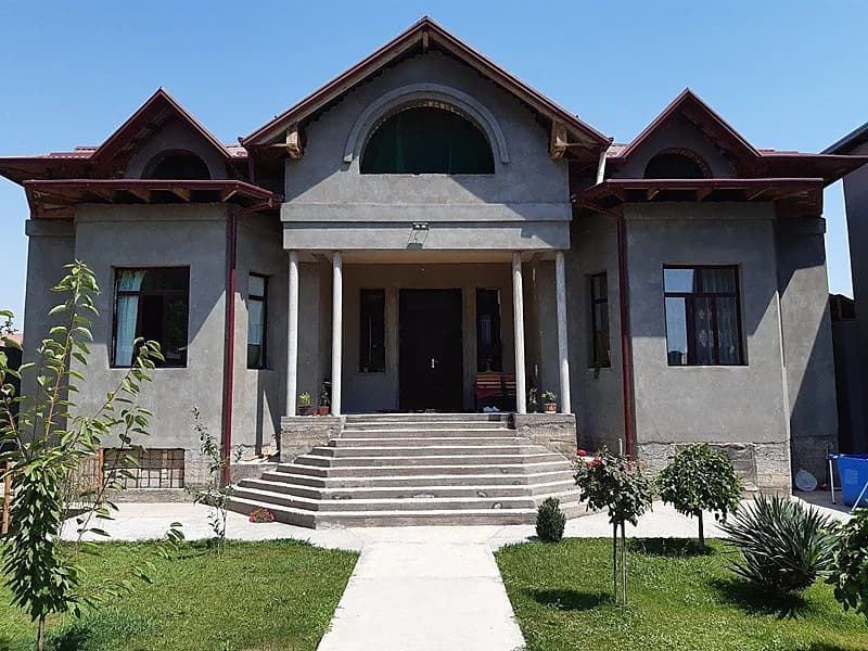 Hovli er narhida sotiladi — 1