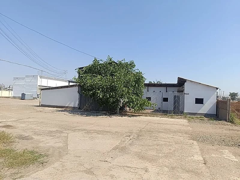 Прдается база в городе Ахангаран. Площадь территории 2,16 га. Есть ж/д ветка. — 1