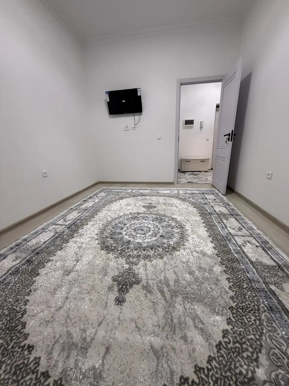 Sotiladi. Sokin makon. 2 xona. Mebel va texnikalari bilan. — 1