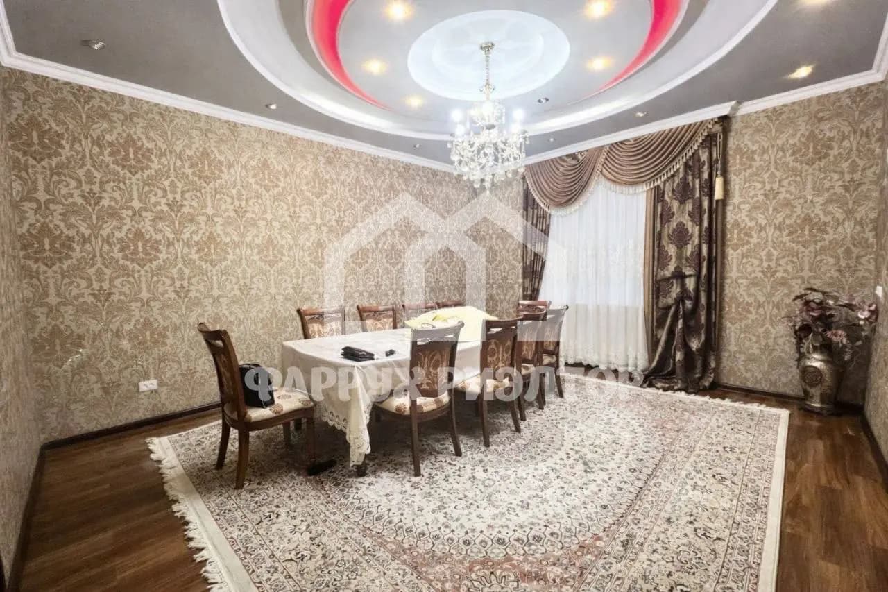 Продаётся 4 комнатная квартира Паркентский — 1
