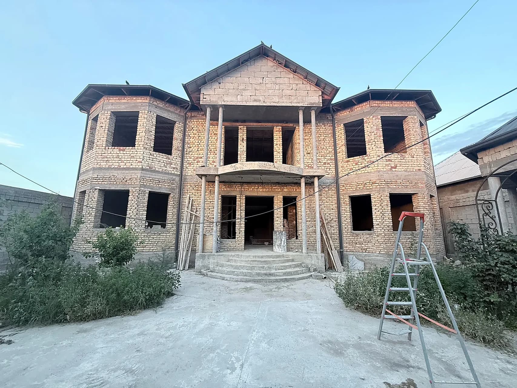 Hovli sotiladi