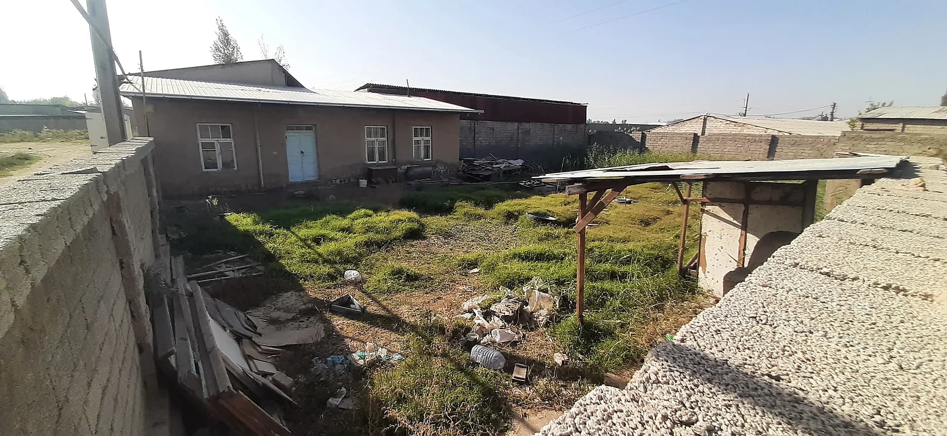 Dala hovli sotiladi. 6 sotix, 20×30 to‘rt burchak. Nazarbek tarnovdan kirganda. Sotigi 8000 — 1