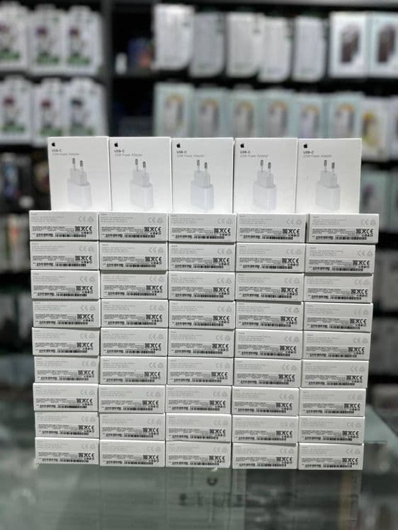 Apple Adapter 20w and Usb-C IPhone 15/16 Series — 1