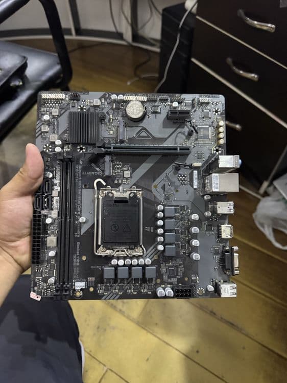 Материнский плата B760M gigabyte Ddr5 — 1