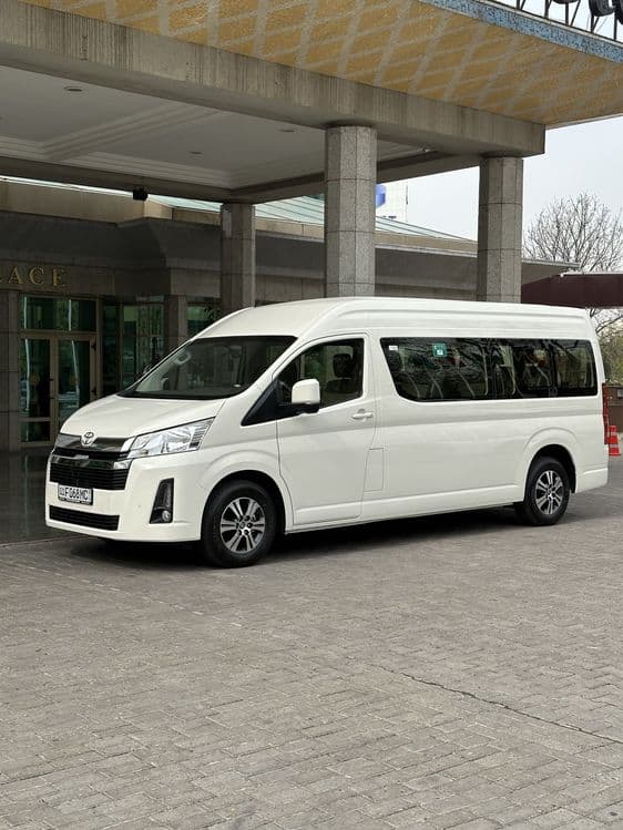 Услуги на микроавтобусе марки Тойота Hiace — 1