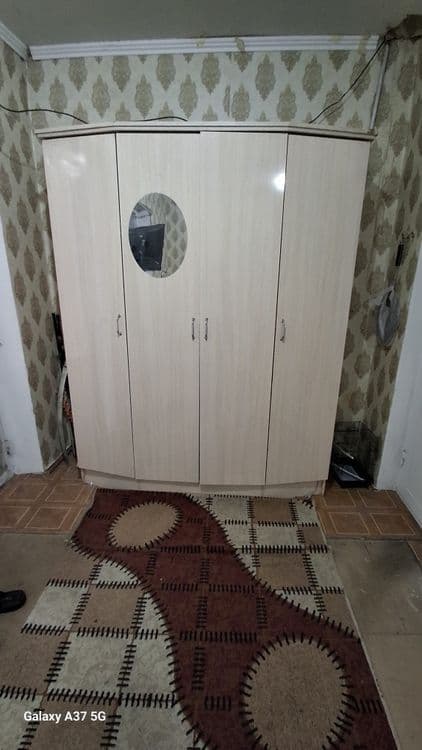 Шкаф сотилади. Катта, қулай ва икки бўлимли.
Бир томонида кийим илгичл — 1