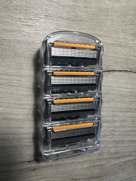 Сменные кассеты Gillette fusion 5. Оригинал 5 лезвий. 4 шт в кассетет — 1
