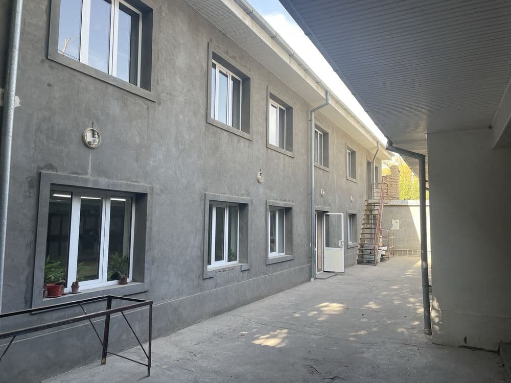 Зангиота ҳокимяти ёнидаги (Райцентр) 2 каватли нотурар бино ижарага бе — 1