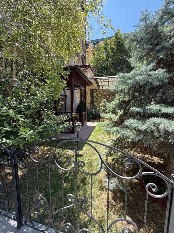 Сотилади Продаётся Мирабад улица Чехова 242м2 5 комнат ор. Школа 60 — 1