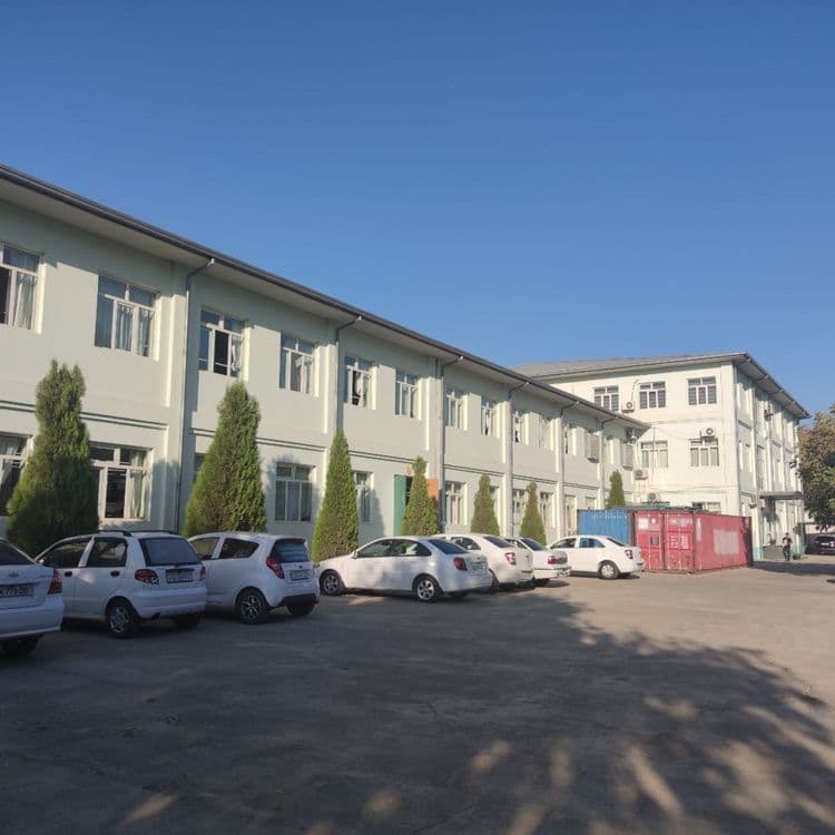 Продается здание в Яккасарайском районе 3300 кв.м., 32 сотки земли — 1