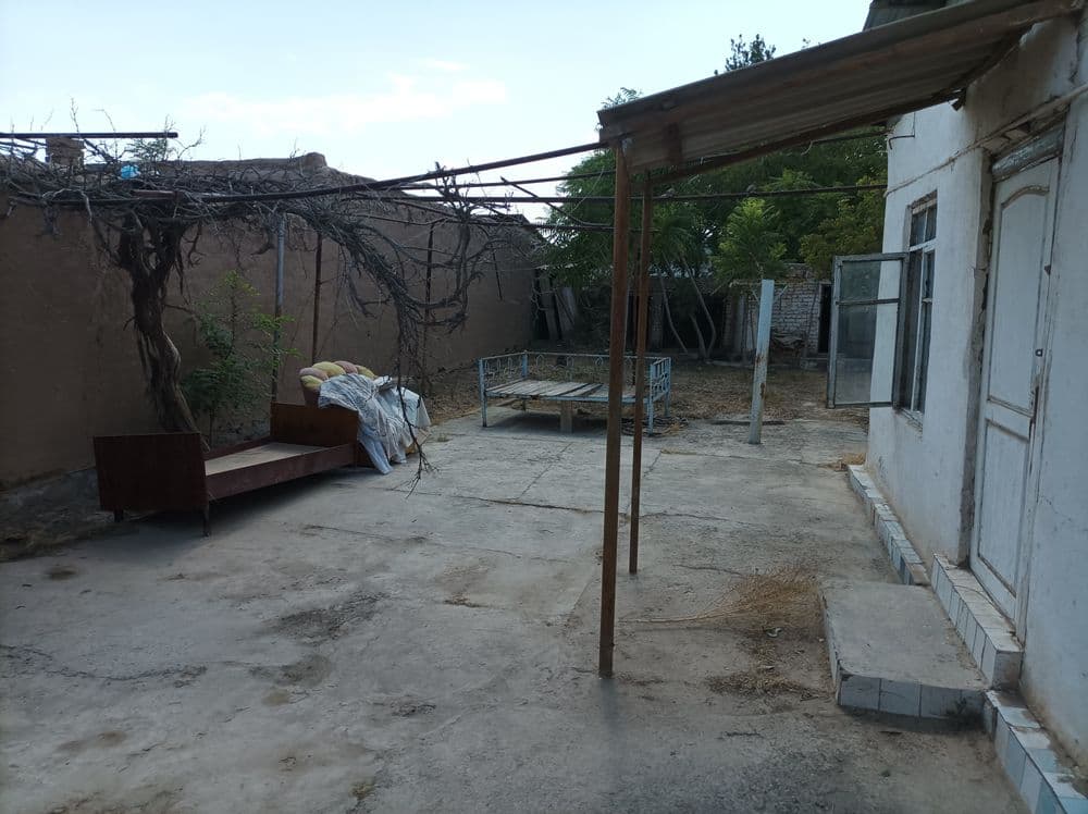 Qorovulbozor shaxardan uy sotiladi 8 sotixli — 1