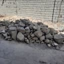 Beton bo'laklari.