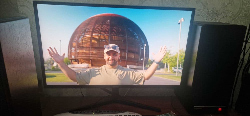 Samsung U32J590UQ 32" 4K UHD Монитор — 1