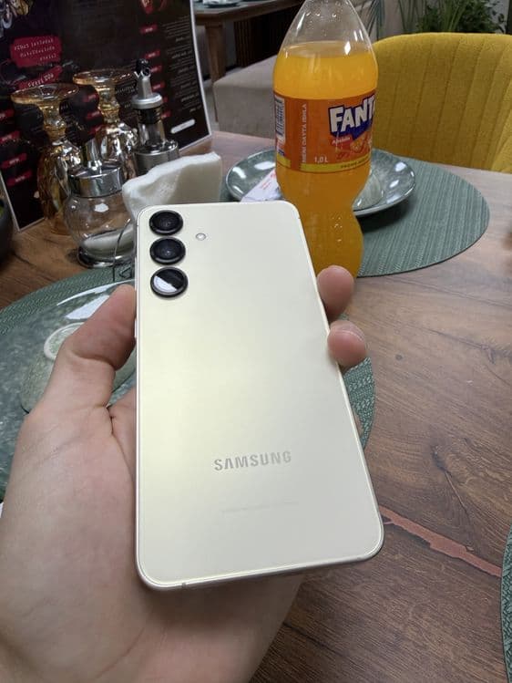 Samsung galaxy S24 — 1