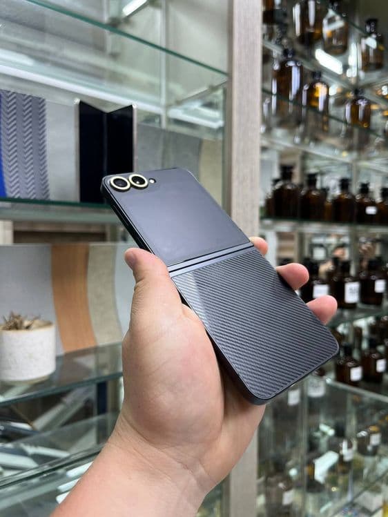 Samsung Z Flip6 xotirasi 8/256Gb — 1