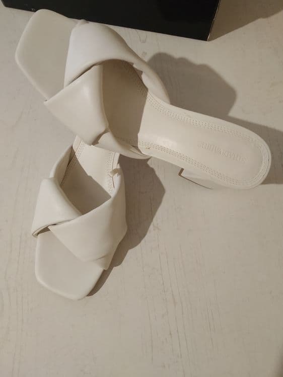 Шлепки STRADIVARIUS 39 раз.одели 2 раз — 1