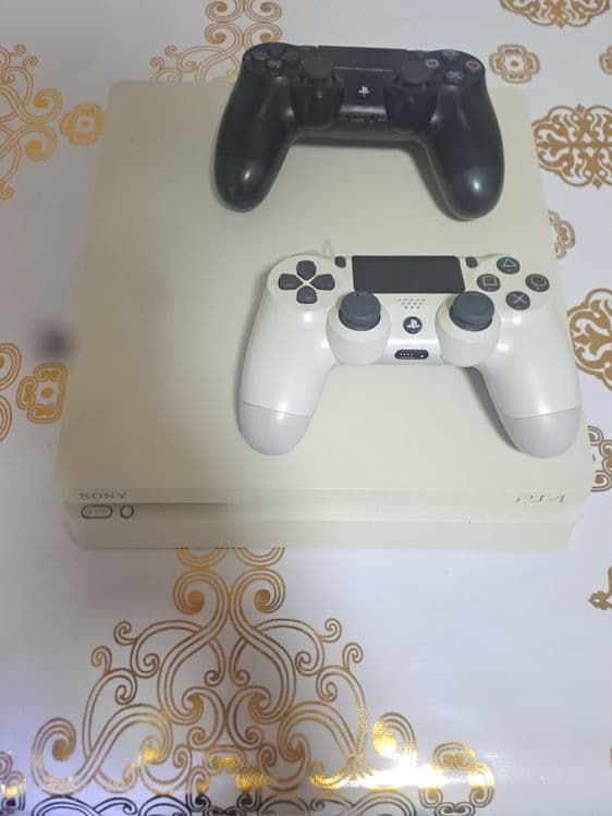 Playstation 4 slim — 1