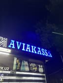 Реклама. AVIAKASSA. Объемные буквы. Срочно Сотилади. Авиакасса учун.