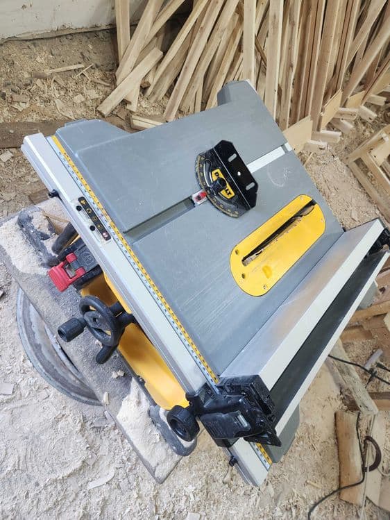 Stanok Pila Dewalt — 1
