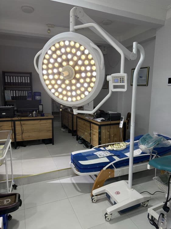 Мобилная лампа операционная YDE 700, mobilnaya lampa led — 1