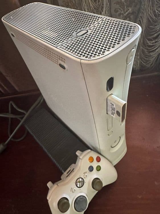 Xbox 360 Arcade. Привозили в 2010 году из Китая. Оригинал, не прошитый — 1